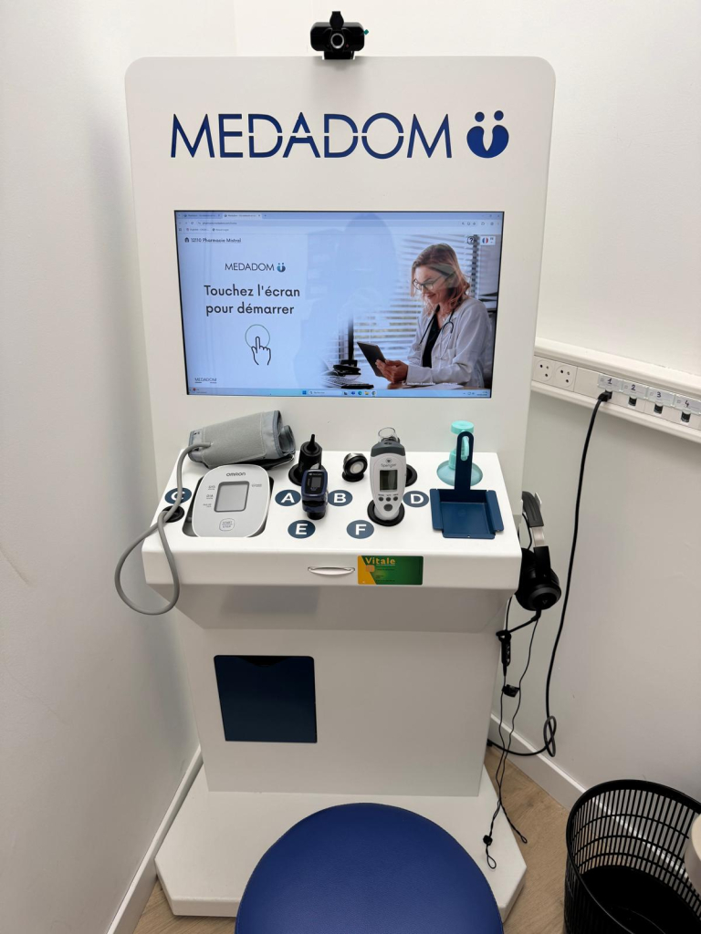 Borne de téléconsultation médicale MEDADOM à la pharmacie de Cransac-les-Thermes"